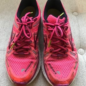Pink Brooks Running Shoes (Transcend) Size 7.